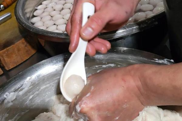 诱捕小龙虾用什么饵,鸡肠、蚯蚓、动物内脏等都可以选择