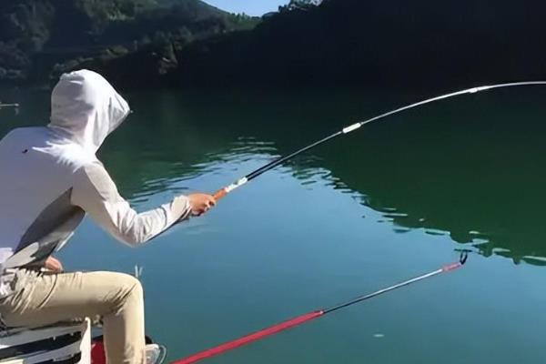 如何防止高碳鱼竿断竿，将竿稍抽出20-30厘米后绑主线