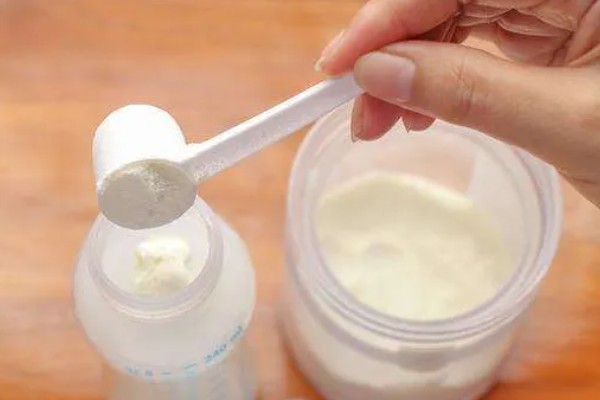 怎样给猫咪泡羊奶粉，先放水再放奶粉