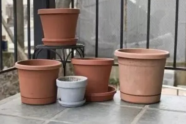 怎么给花盆打孔,用水浸泡并晾干后再用钉子打孔