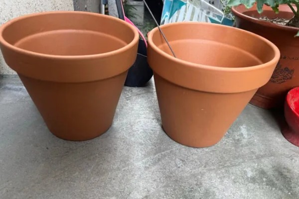 怎么给花盆打孔,用水浸泡并晾干后再用钉子打孔