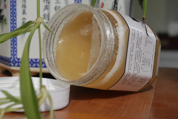有机蜂蜜从何而来,蜜蜂采集花蜜后再酿制成熟