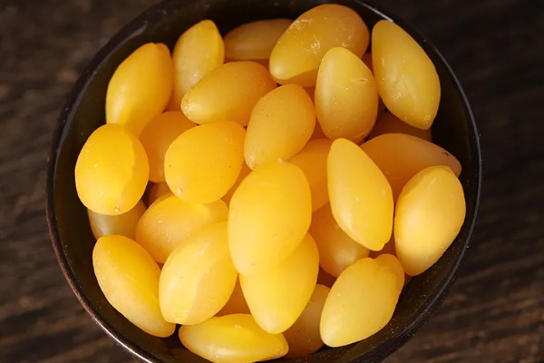 银杏果怎么种植才可以发芽,将其放入清水中浸泡三到四天