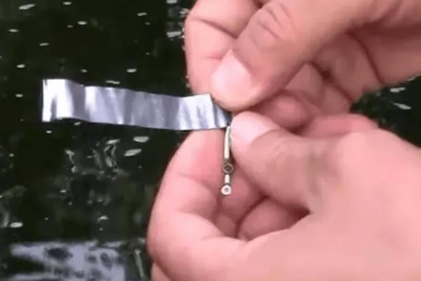 新手钓鱼打窝方法，用打窝器把窝料抛到远处